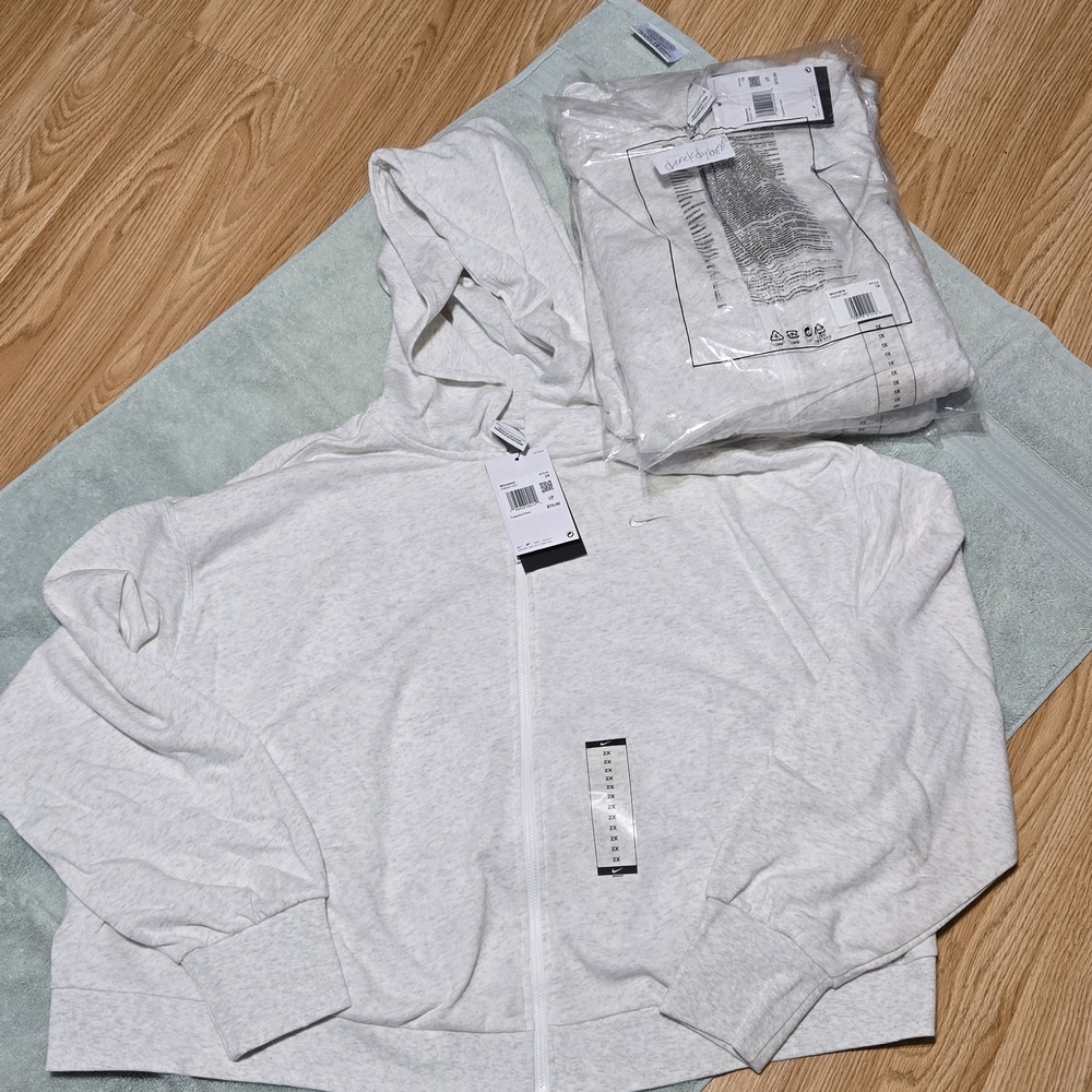 Nike Women's Heathered Gray  Zip-Up Hoodie. 1x 2x